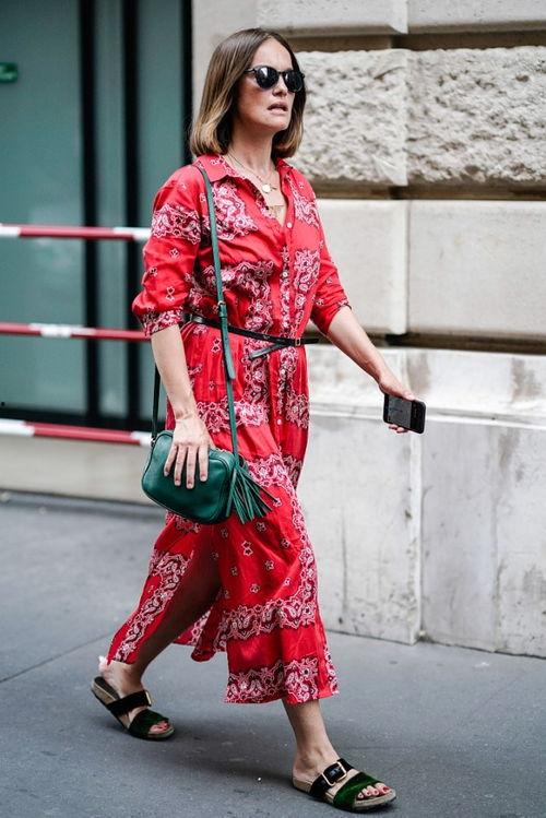 红色平底鞋欧美搭配图片,红色平底鞋的欧美时尚搭配指南